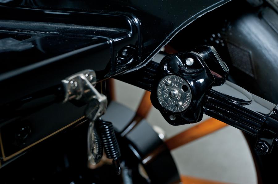 Детали экстерьера Baker Electric Model V Special Extension Coupe 1912 года  (фото 8 из 22)